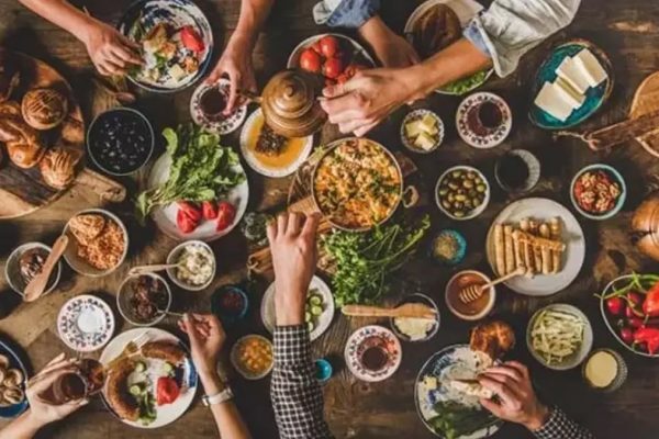 Bayram Sofrasında Sağlık İçin 10 Öneri: Aşırı Tüketim Yerine Bilinçli Tercihler